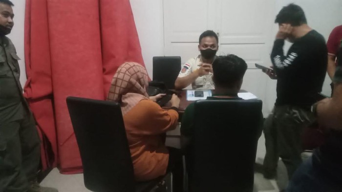 Satpol PP saat memeriksa pasangan mesum di Kabupaten Bone (Dok. Istimewa)