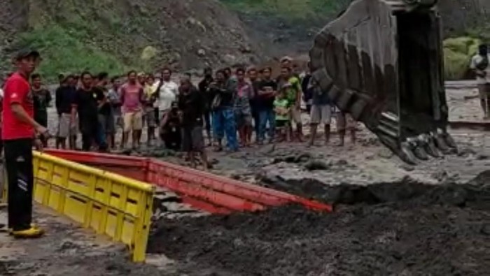 Satu truk terjebak banjir lahar hujan di Kalo Gendol, Sleman, Selasa (19/4/2022).