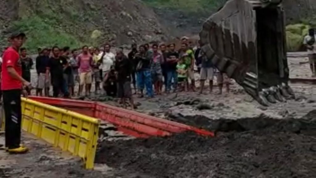 1 Truk Tertimbun Material Banjir Lahar Merapi di Kali Gendol Sleman