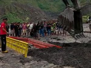 1 Truk Tertimbun Material Banjir Lahar Merapi di Kali Gendol Sleman