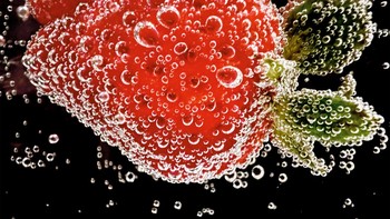 “Strawberry dalam Soda” oleh Ashley Lee San Francisco, AS. Dibidik menggunakan iPhone 13 Pro. Saya meletakkan vas bening di meja dapur saya, menuangkan soda ke dalam vas, dan menggunakan selembar kertas hitam sebagai latar belakang. Saya kemudian menjatuhkan stroberi ke dalam vas soda dan menunggu. Perlahan, gelembung mulai terbentuk di permukaan stroberi, dan teksturnya benar-benar berubah Foto: Apple