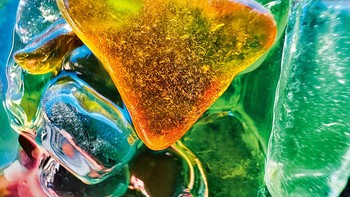 “Sea Glass” oleh Guido Cassanelli Buenos Aires, Argentina. Saya sedang berjalan di pantai menikmati matahari terbenam yang indah, dan memutuskan untuk mengumpulkan beberapa pecahan kaca untuk mencoba fotografi makro di iPhone 13 Pro Max, ujar Cassanelli. Foto: Apple Foto: Apple