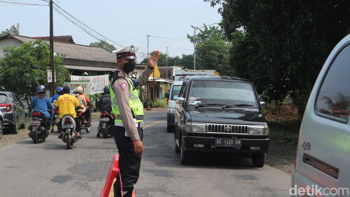 Simulasi rekayasa lalu lintas One Way di Blitar menjelang Arus Mudik Lebaran 2022.
