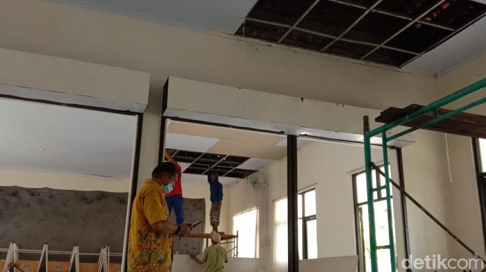 SMKN 4 Bangkalan mulai melakukan perbaikan dampak peledakan 24 ribu petasan.