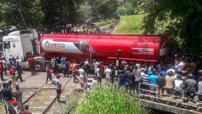 Protesters block a railway line in Rambukkana on April 19, 2022. - Sri Lanka police shot dead a protester and wounded 24 others on April 19 in the first fatal clash with residents demonstrating against the government over the island nations crippling economic crisis. (Photo by AFP)