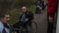 Para lansia ini akan dievakuasi ke Khmelnytskyi, Ukraina barat.