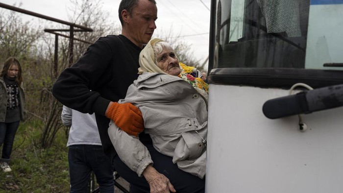 Elderly people are evacuated from a hospice in Chasiv Yar city, Donetsk district, Ukraine, Monday, April 18, 2022. At least 35 men and women, some in wheelchairs and most of them with difficulties to walk, were helped by volunteers to flee from the region that has been under attack in the last weeks. They are going to Khmelnytskyi, western Ukraine. (AP Photo/Petros Giannakouris)