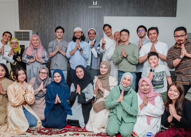 Inilah potret Syifa Hadju bersama para tamu dan keluarga. Di foto tersebut juga tampak ibunda Rizky Nazar, Ika Surya. Foto: dok. Instagram/@syifahadjureal