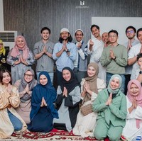 Inilah potret Syifa Hadju bersama para tamu dan keluarga. Di foto tersebut juga tampak ibunda Rizky Nazar, Ika Surya. Foto: dok. Instagram/@syifahadjureal