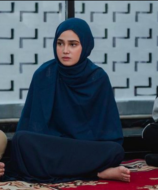 Foto: Penampilan Cantik Syifa Hadju Berhijab Syar'i di Syukuran Rumah