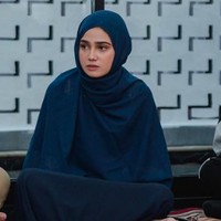Syifa Hadju mengenakan hijab bermodel syari warna biru. Penampilannya tampak semakin cantik. Foto: dok. Instagram/@syifahadjureal