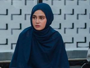 Foto: Penampilan Cantik Syifa Hadju Berhijab Syari di Syukuran Rumah Barunya