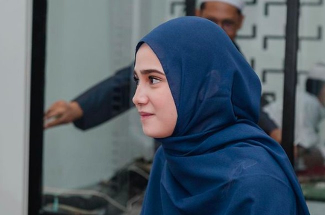 Syifa Hadju dan keluarga baru-baru ini mengadakan syukuran rumah baru mereka. Saat acara tersebut, pesinetron 21 tahun itu tampil cantik berhijab. Foto: dok. Instagram/@syifahadjureal
