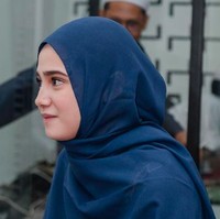 Syifa Hadju dan keluarga baru-baru ini mengadakan syukuran rumah baru mereka. Saat acara tersebut, pesinetron 21 tahun itu tampil cantik berhijab. Foto: dok. Instagram/@syifahadjureal