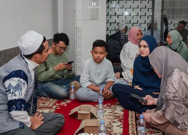 Dia membagikan foto syukuran rumah barunya itu di Instagramnya, Minggu (17/4/2022). Dalam acara tersebut, hadir pendakwah Alfie Alfandy dan ustadz Husein Ja’far yang memberikan doa dan ceramah di acara pengajian tersebut. Foto: dok. Instagram/@syifahadjureal