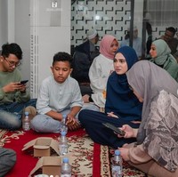 Dia membagikan foto syukuran rumah barunya itu di Instagramnya, Minggu (17/4/2022). Dalam acara tersebut, hadir pendakwah Alfie Alfandy dan ustadz Husein Ja’far yang memberikan doa dan ceramah di acara pengajian tersebut. Foto: dok. Instagram/@syifahadjureal