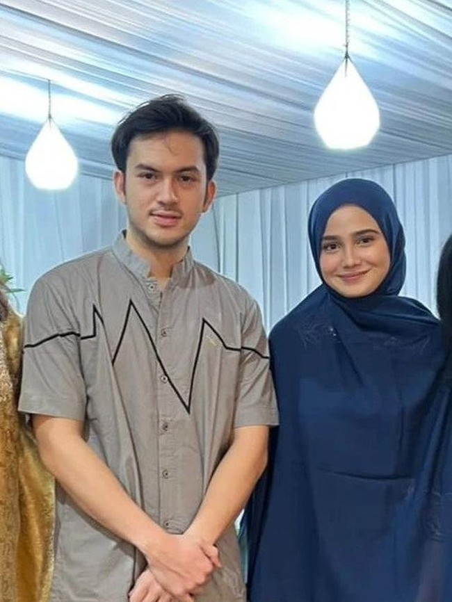 Dalam momen tersebut, dihadiri pula kekasih Syifa Hadju, Rizky Nazar yang datang menggunakan baju koko. Foto: dok. Instagram/@syifahadjureal