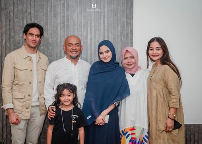 Di Instagramnya dia hanya mengucap rasa syukur atas rezeki yang diperolehnya sehingga bisa memiliki rumah baru. “Alhamdulillah,” begitu tulisnya di keterangan fotonya. Foto: dok. Instagram/@syifahadjureal