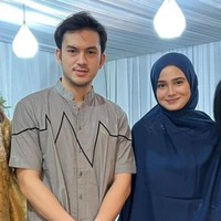 Dalam momen tersebut, dihadiri pula kekasih Syifa Hadju, Rizky Nazar yang datang menggunakan baju koko. Foto: dok. Instagram/@syifahadjureal
