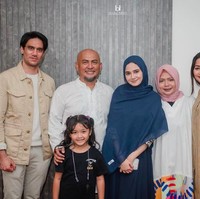 Di Instagramnya dia hanya mengucap rasa syukur atas rezeki yang diperolehnya sehingga bisa memiliki rumah baru. “Alhamdulillah,” begitu tulisnya di keterangan fotonya. Foto: dok. Instagram/@syifahadjureal