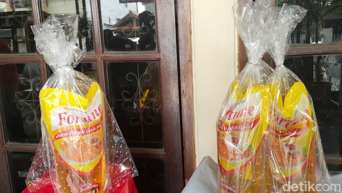 Tebus murah minyak goreng dapat KTA oleh PKS Depok Jaya (Dwi Rahmawati/detikcom).