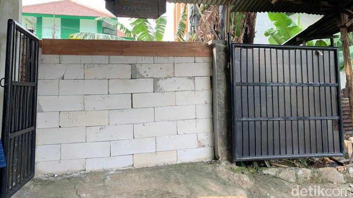 Tembok SMKN 69 Jaktim yang halangi akses rumah warga. 19 April 2022. (Mulia Budi/detikcom)