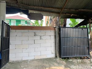 Jalan Warga Terhalang Tembok SMKN 69, Warga Menanti Solusi Disdik DKI