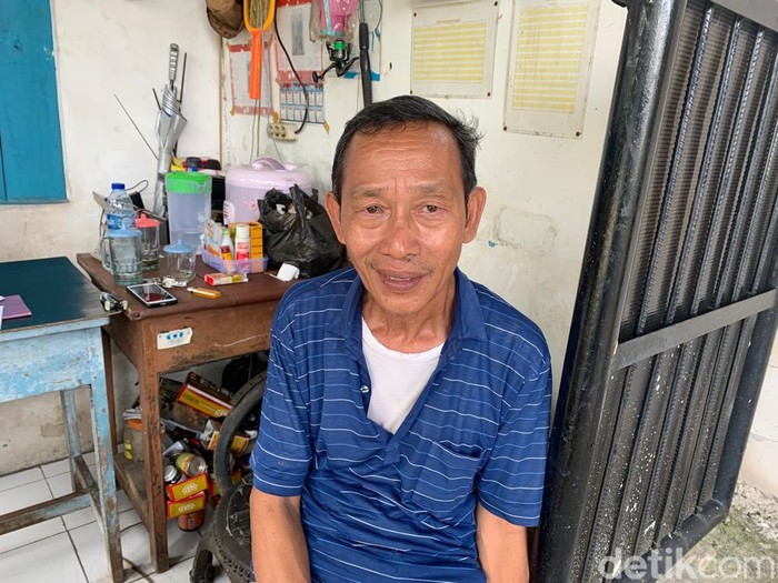 Tembok SMKN 69 Jaktim yang halangi akses rumah warga. 19 April 2022. (Mulia Budi/detikcom)
