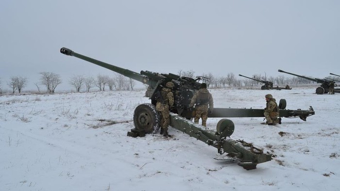 Ukrainian service members operate 2A65 Msta-B howitzers during artillery and anti-aircraft drills near the border with Russian-annexed Crimea in the Kherson region, Ukraine, in this handout picture released January 28, 2022. Press Service of the Joint Forces Operation/Handout via REUTERS