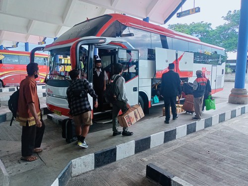 Penumpang bus di Terminal Tipe A Mengwi, Kabupaten Badung, bersiap lakukan keberangkatan, beberapa waktu lalu.