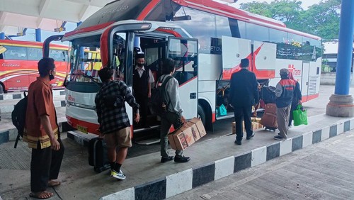 Penumpang bus di Terminal Tipe A Mengwi, Kabupaten Badung, bersiap lakukan keberangkatan, beberapa waktu lalu.