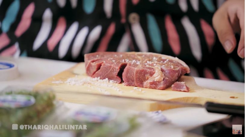 Thariq Halilintar masak steak buat fuji