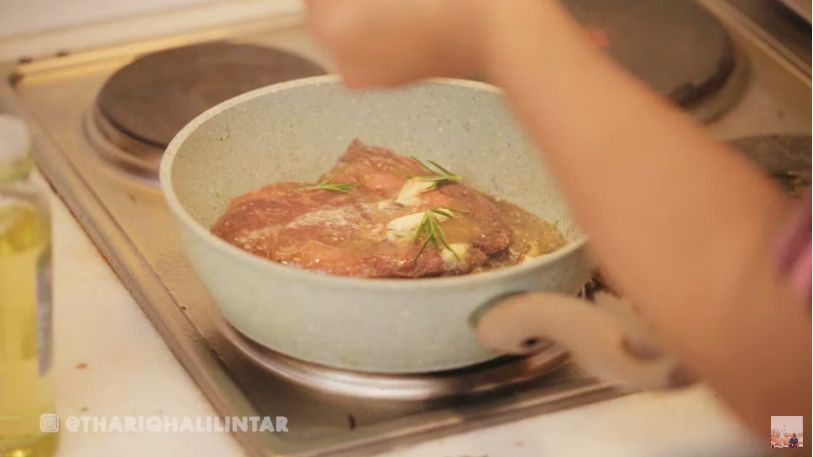 Thariq Halilintar masak steak buat fuji