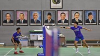 Pebulu tangkis Yeremia Erich Yoche Yacob Rambitan (kanan) dan Pramudya Kusumawardana (kiri) berlatih dalam Pemusatan Latihan Nasional (Pelatnas) SEA Games di Pelatnas PBSI, Cipayung, Jakarta, Selasa (19/4/2022).