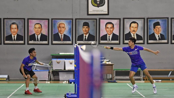Tim Bulutangkis Indonesia Targetkan 3 Emas di SEA Games Vietnam Sejumlah pebulu tangkis Gregoria Mariska Tunjung (kanan), Stephanie Widjaja (kedua kanan) dan Putri Kusuma Wardani (kiri) berlatih dalam Pemusatan Latihan Nasional (Pelatnas) SEA Games di Pelatnas PBSI, Cipayung, Jakarta, Selasa (19/4/2022). PBSI menargetkan tim bulu tangkis Indonesia meraih tiga medali emas dalam SEA Games Vietnam pada Mei mendatang. ANTARA FOTO/Aditya Pradana Putra/wsj.