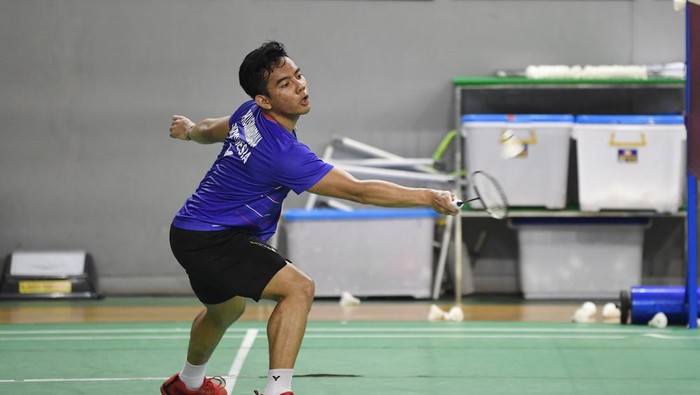 Sejumlah pebulu tangkis Gregoria Mariska Tunjung (kanan), Stephanie Widjaja (kedua kanan) dan Putri Kusuma Wardani (kiri) berlatih dalam Pemusatan Latihan Nasional (Pelatnas) SEA Games di Pelatnas PBSI, Cipayung, Jakarta, Selasa (19/4/2022). PBSI menargetkan tim bulu tangkis Indonesia meraih tiga medali emas dalam SEA Games Vietnam pada Mei mendatang. ANTARA FOTO/Aditya Pradana Putra/wsj.