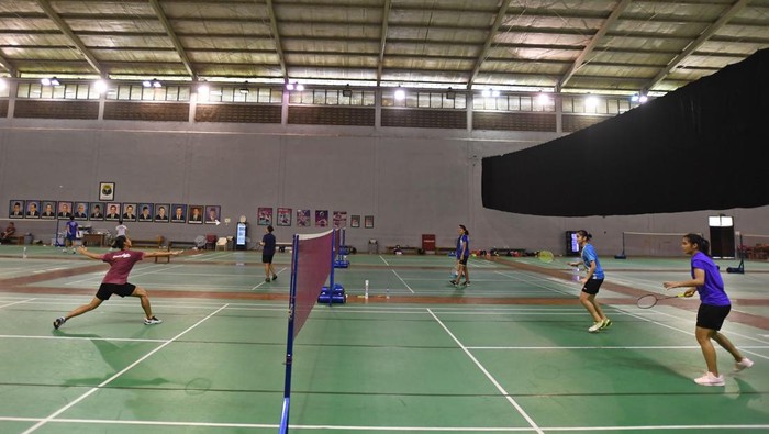 Tim Bulutangkis Indonesia Targetkan 3 Emas di SEA Games Vietnam Sejumlah pebulu tangkis Gregoria Mariska Tunjung (kanan), Stephanie Widjaja (kedua kanan) dan Putri Kusuma Wardani (kiri) berlatih dalam Pemusatan Latihan Nasional (Pelatnas) SEA Games di Pelatnas PBSI, Cipayung, Jakarta, Selasa (19/4/2022). PBSI menargetkan tim bulu tangkis Indonesia meraih tiga medali emas dalam SEA Games Vietnam pada Mei mendatang. ANTARA FOTO/Aditya Pradana Putra/wsj.