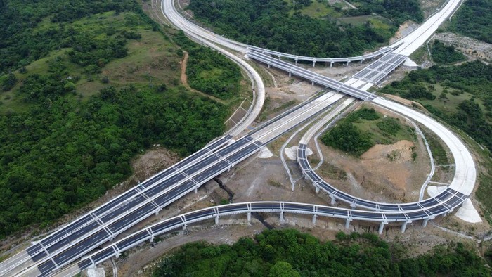 Petugas memantau kondisi di depan gerbang tol Sigli - Banda Aceh (Sibanceh) seksi II Jantho-Seulimum di Aceh Besar, Aceh, Selasa (19/4/2022). PT Hutama Karya (HK) mengupayakan agar jalan tol seksi II tersebut dapat digunakan masyarakat Provinsi Aceh untuk perjalanan mudik Idul Fitri 1443 Hijriah karena sudah memiliki surat keputusan pengoperasian dari Kementerian Pekerjaan Umum dan Perumahan Rakyat (PUPR). ANTARA FOTO / Irwansyah Putra/nym.