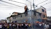 Meski bukan bagian resmi dari Paskah, kebiasaan tersebut biasanya dijadikan bagian dari adegan ulang dari Kesengsaraan Yesus yang dipraktekkan oleh para umat saat Paskah.