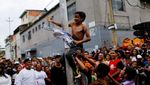 Tradisi Unik Panjat Pinang Ala Venezuela
