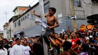 Tak hanya orang dewasa, nampak anak-anak juga berpartisipasi dalam permainan memanjat tiang berminyak.