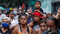 Pada 2017 pemerintah Venezuela mengaku tak bisa membayar seluruh utangnya. Negara itu tercatat memiliki utang kepada sejumlah negara antara lain China dan Rusia. Venezuela yang dikenal sebagai negeri kaya akan minyak, kehilangan pemasukan saat harga minyak turun hingga tak mampu membayar utang. Jumlah utangnya mencapai US$ 150 miliar atau sekitar Rp 2.025 triliun. REUTERS/Leonardo Fernandez Viloria
