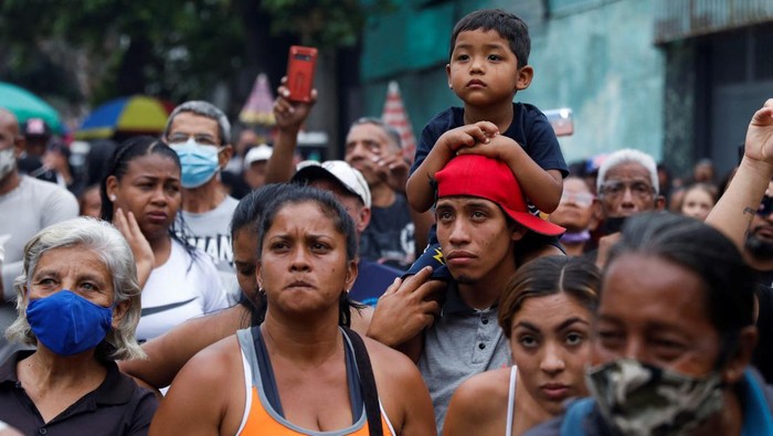 Tradisi Unik 'Panjat Pinang' Ala Venezuela Children participate in a greasy pole game during the traditional burning of Judas, as part of the Holy Week celebrations in Caracas, Venezuela April 17, 2022. REUTERS/Leonardo Fernandez Viloria TPX IMAGES OF THE DAY