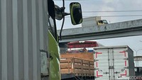 Kendati adanya pembatasan, dalam puncak arus mudik tersebut sejumlah truk pengangkut komoditas masih diperbolehkan melalui jalan tol.   