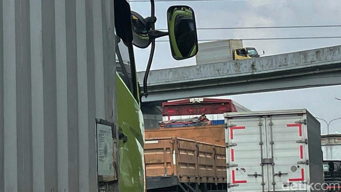 Kementerian Perhubungan akan membatasi jumlah kendaraan truk logistik yang melewati tol Jakarta-Cikampek pada 28-29 April 2022. Ini berkaitan dengan potensi puncak arus mudik lebaran tahun ini.