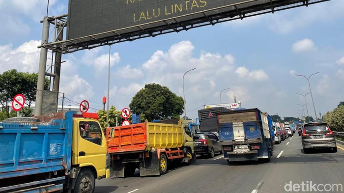 Kementerian Perhubungan akan membatasi jumlah kendaraan truk logistik yang melewati tol Jakarta-Cikampek pada 28-29 April 2022. Ini berkaitan dengan potensi puncak arus mudik lebaran tahun ini.