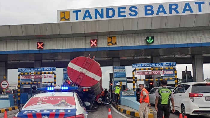 Truk tangki yang menabrak beton pengaman gerbang kendaraan kecil dan menabrak sebuah Xenia di Gerbang Tol Tandes Barat.