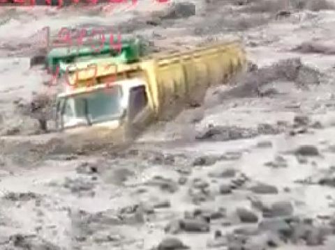 Truk terjebak banjir lahar hujan Gunung Merapi dari video medsos.