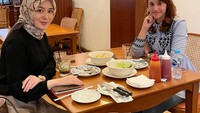 Hangout bersama temannya, Tsamara memilih makan sambil ngobrol di restoran. Ia mengatakan banyak bertukar informasi dengan cara seperti ini. Foto: instagram @tsamaradki
