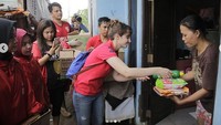 Selama bergabung dengan PSI, Tsamara banyak melakukan aktivitas sosial. Termasuk ketika membagikan makanan untuk warga kurang mampu seperti ini. Foto: instagram @tsamaradki